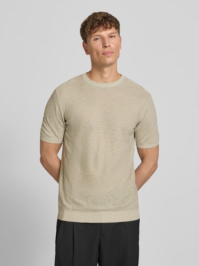 Mannenmodel draagt T-shirt uit mix van linnen en viscose met ronde hals, slim fit, ribboordjes, ruglengte maat M 71 cm, T-shirt uit Leinen-Viskose-Mix mit Rundhalsausschnitt van Antony Morato, geheelopname voorkant.