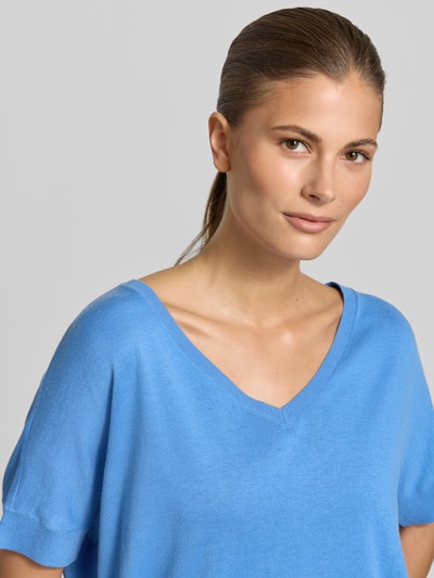 Frauenmodel trägt Strickshirt aus Viskose-Mix mit V-Ausschnitt von Milano Italy in Blau, Regular Fit, 1/2-Arm, Nahaufnahme Oberkörper.