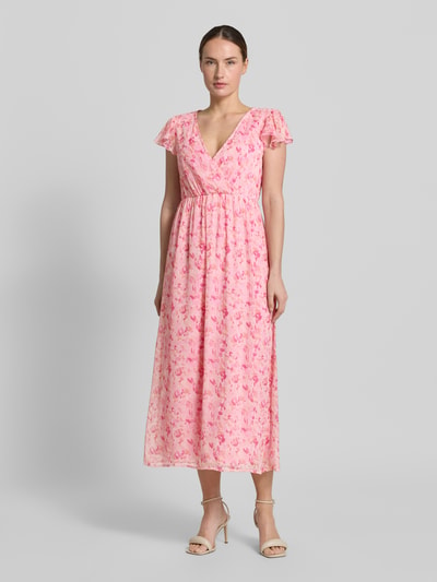 Modelka kobieca nosi różowe midikleid w stylu allover-Look model 'EMMA' od Vila, dekolt V, długość tyłu 126 cm, szerokość w rozmiarze 36: 42 cm, a-linia, widok całej sylwetki z przodu