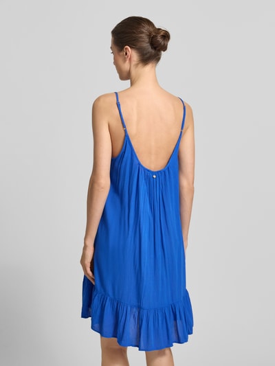 Modelka nosi Minikleid aus Viskose mit tiefem Rückenausschnitt od Shiwi, czysty niebieski, luźna A-linia, regulowane ramiączka, głęboki dekolt na plecach, model 'Ibiza Dress Solid', długość pleców w rozmiarze S: 68 cm, szerokość w rozmiarze S: 35 cm, widok całej sylwetki z tyłu.