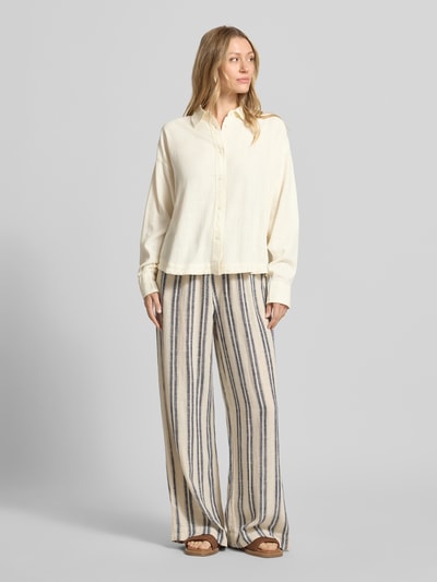 Frauenmodel trägt Leinenbluse mit Hemdblusenkragen Modell 'SALINAS' von Mustang, Viskose-Mix, Loose-Fit, Knopfleiste, Ganzkörperansicht von vorne.