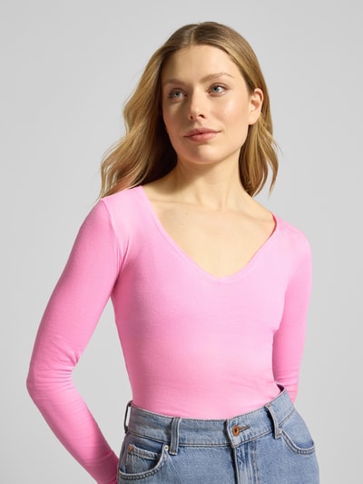 Frauenmodel trägt Longsleeve in Ripp-Optik Modell 'MASSACHUSETTS' von American Vintage, reine Baumwolle, Slim Fit, Rundhalsausschnitt, Nahaufnahme Oberkörper.