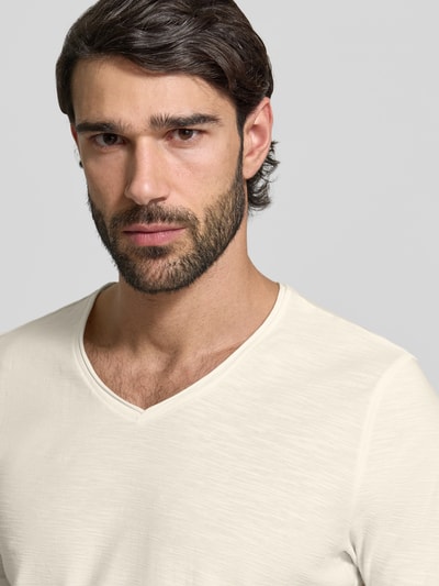 Männermodel trägt Herren T-Shirt mit geripptem Rundhalsausschnitt von MCNEAL in Regular-Fit, Rückenlänge 65 cm, Nahaufnahme Oberkörper.