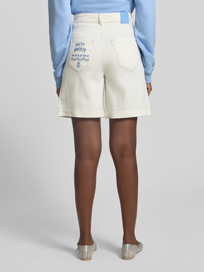 Frauenmodel trägt Jeansshorts mit Eingrifftaschen von Marc Cain in Offwhite, Baumwoll-Elasthan-Mix, Regular Fit, Rückansicht, Ganzkörperansicht.