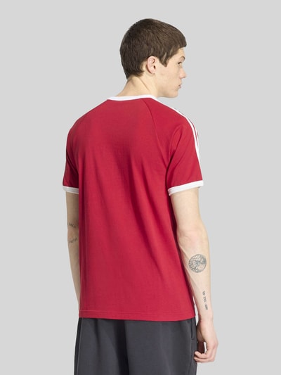 adidas Originals T-shirt o kroju regular fit z czystej bawełny z wyhaftowanym logo Bordowy 4