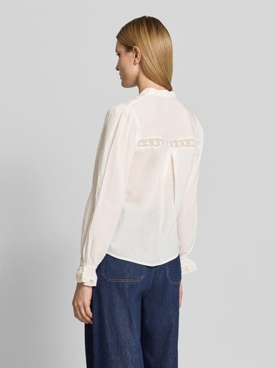 Vrouwenmodel draagt blouse met gehaakt kant model 'Tamya' van mbyM, puur katoen, recht model, serafinokraag, ruglengte maat S 61 cm, mouwlengte maat S 62 cm, elastische mouwboorden, witte tint, denim broek, textuur doorschijnend, geheel rugaanzicht.
