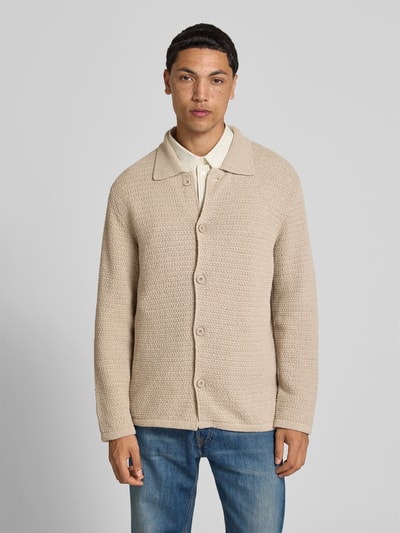 Männermodel trägt Cardigan aus Baumwoll-Mix von Closed in Beige mit Strukturmuster, durchgehende Knopfleiste, Umlegekragen, lockere Passform, Rückenlänge 70 cm, Schulterbreite 47 cm, Ärmellänge 67 cm, Ganzkörperansicht von vorne.