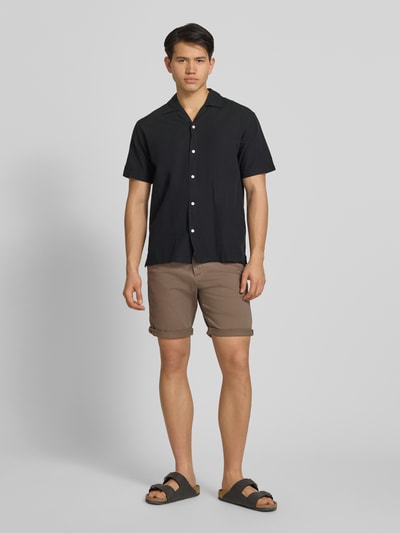 Mannenmodel draagt Regular Fit vrijetijdsoverhemd uit mix van katoen en linnen van Jack & Jones, model 'BREEZE', zwart, knoopsluiting, reverskraag, maat M: ruglengte 71 cm, schouderbreedte 50 cm, mouwlengte 26 cm. Ganzlichaamsaanzicht van voren.
