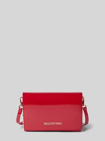 Produktfoto, Shoulder Bag mit Label-Applikation Modell 'EMBER' von VALENTINO BAGS in glänzendem Rot, goldene Details, rechteckige Form, abnehmbarer Schulterriemen, sichtbares Label, glatte Textur, ideal für Damen