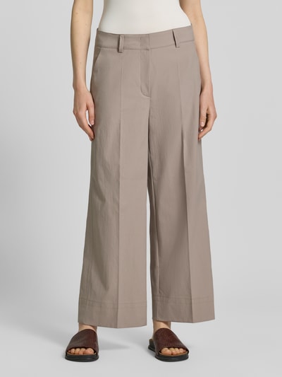 Frauenmodel trägt Stoffhose mit Eingrifftaschen Modell 'CARA' von Cambio, beige, Wide Leg, Bügelfalte, Nahaufnahme Oberkörper