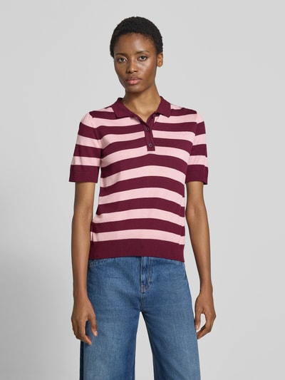Frauenmodel trägt Regular Fit Poloshirt aus Viskose-Mix von MORE & MORE mit Streifenmuster, Strick-Optik, Kurzarm, Ganzkörperansicht von vorne.
