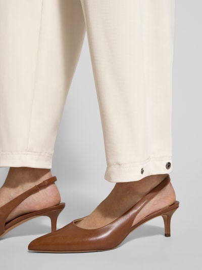 Frauenmodel trägt Bundfaltenhose in verkürzter Passform Modell 'ODINE' von Raffaello Rossi, Material-Mix mit Stretch-Anteil, Detailaufnahme Beine.