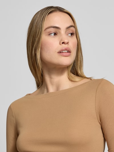 Frauenmodel trägt T-Shirt mit geripptem U-Boot-Ausschnitt Modell 'JUDY' von Lauren Ralph Lauren in Beige, Baumwoll-Elasthan-Mix, Nahaufnahme Oberkörper.