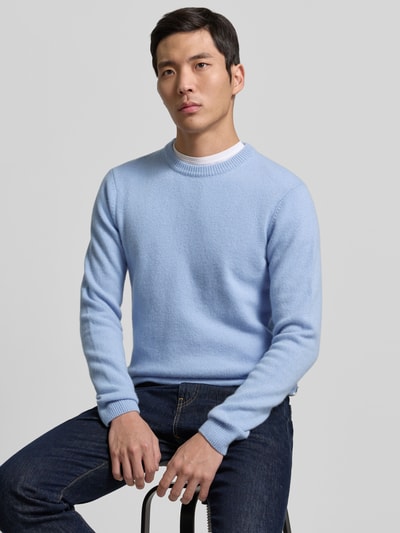 Männermodel trägt Oversized Strickpullover mit gerippten Abschlüssen von Casual Friday in Hellblau, Lanawoll-Mix, Nahaufnahme Oberkörper.