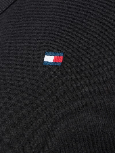Männermodel trägt Tank Top aus reiner Baumwolle im 3er-Pack von Tommy Hilfiger, Optik: Unifarben, Logo-Detail, Feinripp, Nahaufnahme Oberkörper.