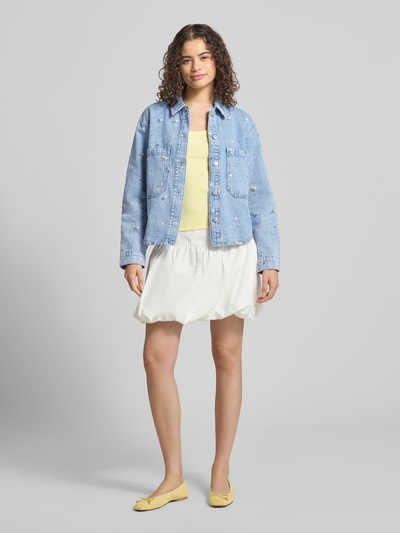 Vrouwenmodel draagt lichtblauwe regular fit jeansjack uit puur katoen model 'CASSIE' van ONLY, dames, vooraanzicht volledige lichaamsopname.