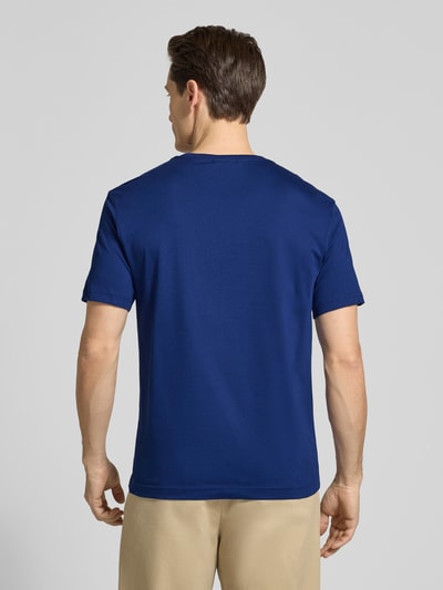 Männermodel trägt Regular Fit T-Shirt mit Logo-Stitching von Gant in Blau, reine Baumwolle, Rundhalsausschnitt, Ganzkörperansicht Rückansicht.