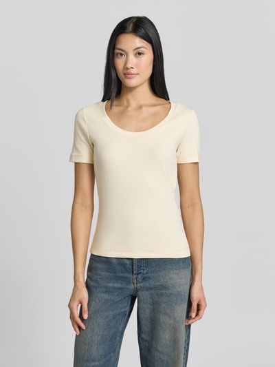 Frauenmodel trägt cremefarbenes Regular Fit T-Shirt aus Baumwoll-Mix Modell 'WKDMULTIJ' von Weekend Max Mara, Damen T-Shirt, Ganzkörperansicht von vorne.