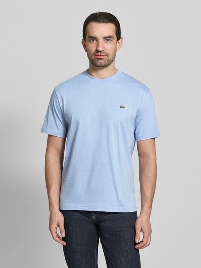 Mannelijk model draagt Regular Fit T-shirt uit pure katoen van Lacoste, look: effen, logopatch, ronde hals, korte mouw, Ganzkörperansicht van voren.
