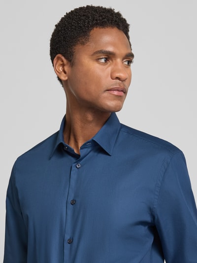 Męskimodel nosi Extralanges Slim Fit Business-Hemd mit Kentkragen od Jake*s, bawełna, krój slim fit, bardzo długi rękaw, jednokolorowy design, długość tyłu w rozmiarze 39/40: 84 cm, szerokość w rozmiarze 39/40: 49 cm, długość rękawów w rozmiarze 39/40: 72 cm, kołnierzyk typu kent; zbliżenie na górną część ciała z przodu.