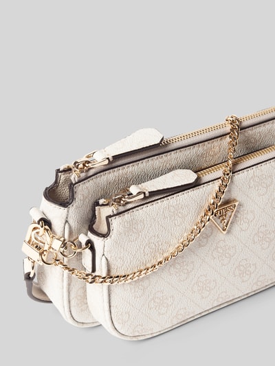 Produktfoto, beżowy Pouch mit Label-Applikation Modell 'NOELLE II' von Guess, faktura skóry, złoty łańcuszek, Szerokość w rozmiarze 1: 24 cm, długość: 13 cm, głębokość: 5 cm, długość paska: 122 cm