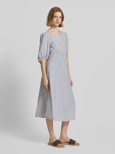 Vrouwenmodel draagt Tailliertes Freizeitkleid aus reiner Baumwolle Modell 'CHIA' van Pepe Jeans, blauw-wit streeppatroon, midi, getailleerde fit, ronde boothals, pofmouwen met elastiek, rechte zoom, zijzakken, katoenen textuur, labelapplicatie, full-body vooraanzicht.