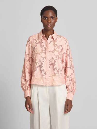 Vrouwenmodel draagt Regular fit overhemdblouse uit viscosemix model 'B056-BurnoutFlwB' van Jake*s Collection, lichtroze met bloemenstructuur, Ganzichaamsaanzicht van voren.