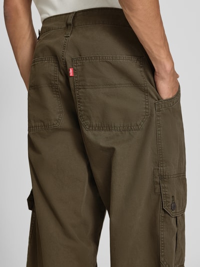 Männermodel trägt Regular Fit Cargohose aus reiner Baumwolle Modell 'EXTRA BAGGY CARGOS' von Levi's®, olivgrün, Detailaufnahme, Herren Cargohose von Levi's®.