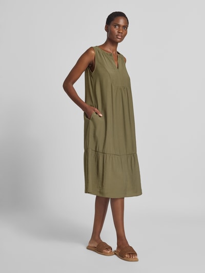Vrouwenmodel draagt Relaxed Fit jurk met serafinohals van MORE, modalmix, mouwloos design, olijfgroen, maat 36, geheel van voren.
