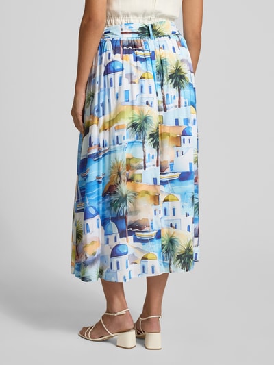 Vrouwenmodel draagt midirok uit viscosemix met all-over motiefprint van More & More, dames, A-lijn, sierstrik, totale lengte 85 cm, bandwijdte 36 cm, achteraanzicht volledige lengte.