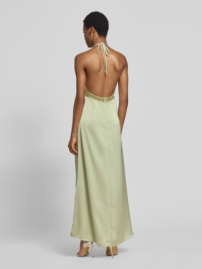 Vrouwenmodel draagt Maxikleid aus Satin mit Taillenband aus Spitze Modell 'Jasine' van Neo Noir, satijn, a-lijn, lichtgroene kleur, ruglengte maat 36: 130 cm, borstwijdte maat 36: 47 cm, halter, ritssluiting, ganzkörperansicht rückansicht.