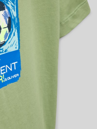 Jongen draagt Regular Fit T-shirt uit puur katoen van s.Oliver RED LABEL, look: effen, motiefprint met labelopschrift, jersey, korte mouw, ronde hals, Nahaufnahme bovenlichaam.