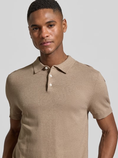 Męski model nosi koszulkę polo Regular Fit Poloshirt aus Bio-Baumwoll-Mix model 'BERG' od SELECTED HOMME z efektem melanżu, krótkim rękawem i kołnierzykiem polo, wykonana z mieszanki bawełny ekologicznej, dzianina, zapięcie: krótka listwa guzikowa, zbliżenie na górną część ciała