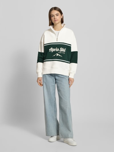 Kobiece modelka nosi Relaxed Fit Sweatshirt mit Stehkragen Modell 'Jenny' od LeGer by Lena Gercke, zielono-biały, całkowity widok z przodu.