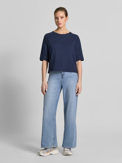 Vrouwenmodel draagt Regular Fit sweatshirt met ronde hals model 'Comte' van FREE/QUENT, puur katoen, halflange mouwen, elastische mouwuiteinden, vooraanzicht volledige lichaamsopname.