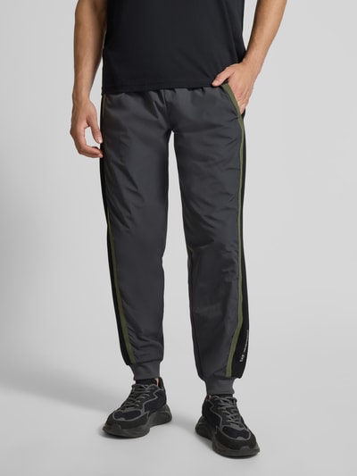 EA7 Emporio Armani Regular Fit Sweathose mit Kontraststreifen Modell 'Train' Mittelgrau 4