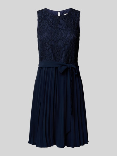 Produktfoto, Knielanges Kleid mit Spitze von Apricot, mieszanka materiałów z dodatkiem wiskozy, taliowany fason, długość do kolan, koronka, okrągły dekolt, wiązany pasek, spódnica z plisami, wycięcie w kształcie łezki z tyłu, długość tyłu w rozmiarze S: 91 cm, szerokość w rozmiarze S: 39 cm