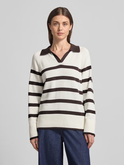 Vrouwenmodel draagt Gestreifter Pullover mit Polokragen van Stefanel, puur katoen, regular fit, streepmotief, V-hals, ruglengte maat S 62 cm, mouwlengte 60 cm, kleuren crème en donkerbruin, structuur glad gebreid, Ganzkörperansicht van voren.