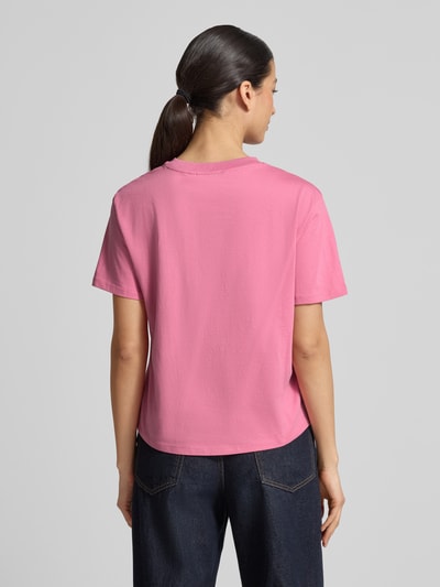 Frauenmodel trägt Boxy Fit T-Shirt aus reiner Baumwolle von Tom Tailor Denim, Optik: Unifarben, Feinripp, Motiv-Stitching, Ganzkörperansicht Rückansicht