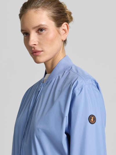 Vrouwenmodel draagt Jacke mit Zweiwege-Reißverschluss Modell 'OLEN' van SAVE THE DUCK in lichtblauw, regular fit, materiaal-mix met stretch, staande kraag, detailopname bovenlichaam
