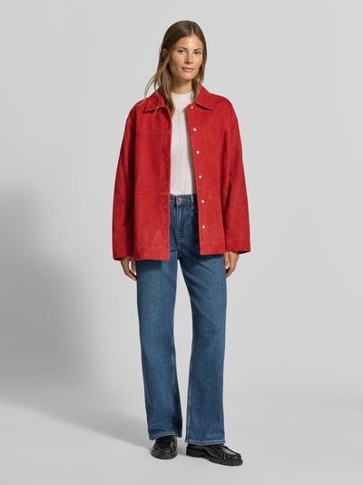 Frauenmodel trägt Lederjacke aus echtem Leder von MYON in Rot, lockere Passform, Ziernähte, Umlegekragen, Ganzkörperansicht von vorne.