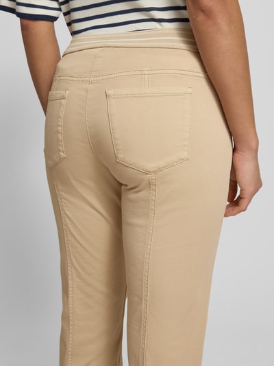 Frauenmodel trägt Hose mit elastischem Bund und Eingrifftaschen von Luisa Cerano aus Baumwoll-Elasthan-Mix in Beige, Regular-Fit, Detailaufnahme Rückansicht.