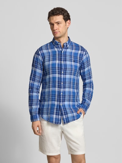 Mannelijk model draagt Regular Fit Freizeithemd aus reinem Leinen van Polo Ralph Lauren, blauw geruit patroon, puur linnen, allover-print, met button-down-kraag en sportmanchet, logo-stitching, rechte pasvorm, lange mouwen, volledige knoopsluiting, flammé garen, vooraanzicht vol lichaam.