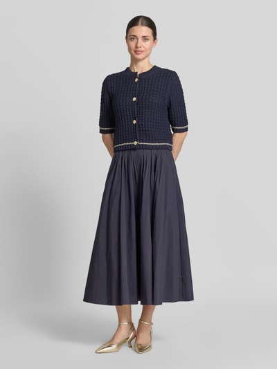 Frauenmodel trägt Slim Fit Cardigan in Strick-Optik von ROBE LÉGÈRE im Dunkelblau mit Rundhalsausschnitt, Halbarm, Knopfleiste, Ganzkörperansicht von vorne. Baumwoll-Mix, Rückenlänge 43 cm, Ärmellänge 32 cm, strukturierte Textur, einfarbig.