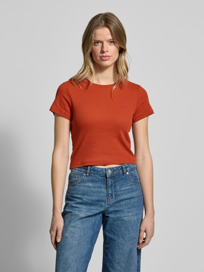 Levi's® Cropped T-Shirt mit Label-Print Mittelbraun 4