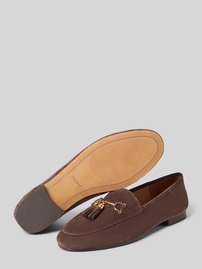 Produktfoto, Slipper aus echtem Leder mit Zierbesatz von INUOVO, brauner Farbton, abgerundete Passform, glatte Sohle, Absatzhöhe 1 cm, Schafthöhe 5 cm, Schaftweite 13 cm, dezente Textur, goldene Details und Zierbesatz, klassische Form