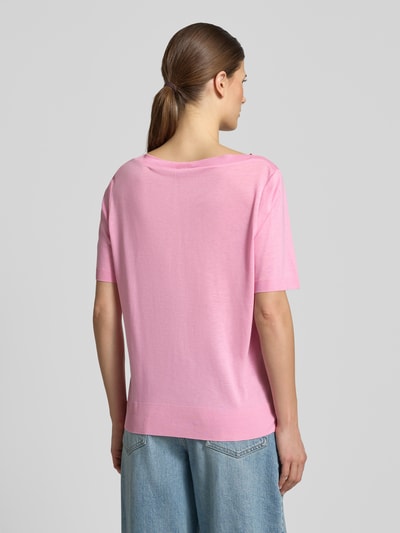 Frauenmodel trägt Regular Fit T-Shirt aus Lyocell-Baumwoll-Mix von Marc O'Polo, rosa, einfarbig, Feinstrick, kurzarm, Ganzkörperansicht Rückansicht.