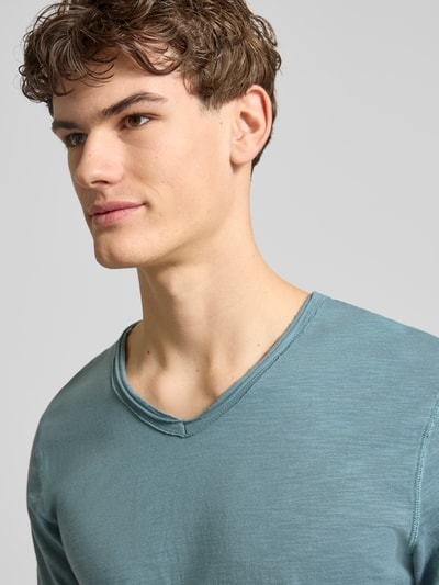 Männermodel trägt Regular Fit T-Shirt aus reiner Baumwolle Modell 'BENNE LONGY' von Only & Sons, unifarben, Nahaufnahme Oberkörper.