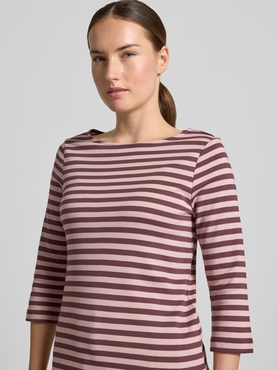 Frauenmodel trägt Longsleeve mit 3/4-Arm von Christian Berg Woman, gestreift in Rosa und Braun, reine Baumwolle, Nahaufnahme Oberkörper.