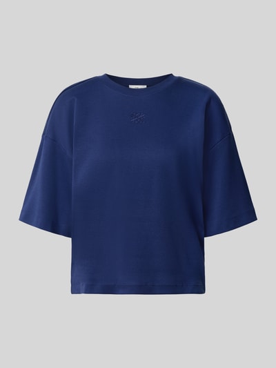 Produktfoto, Oversized T-Shirt aus reiner Baumwolle von s.Oliver RED LABEL in Dunkelblau mit glatter Textur, vor grauem Hintergrund.